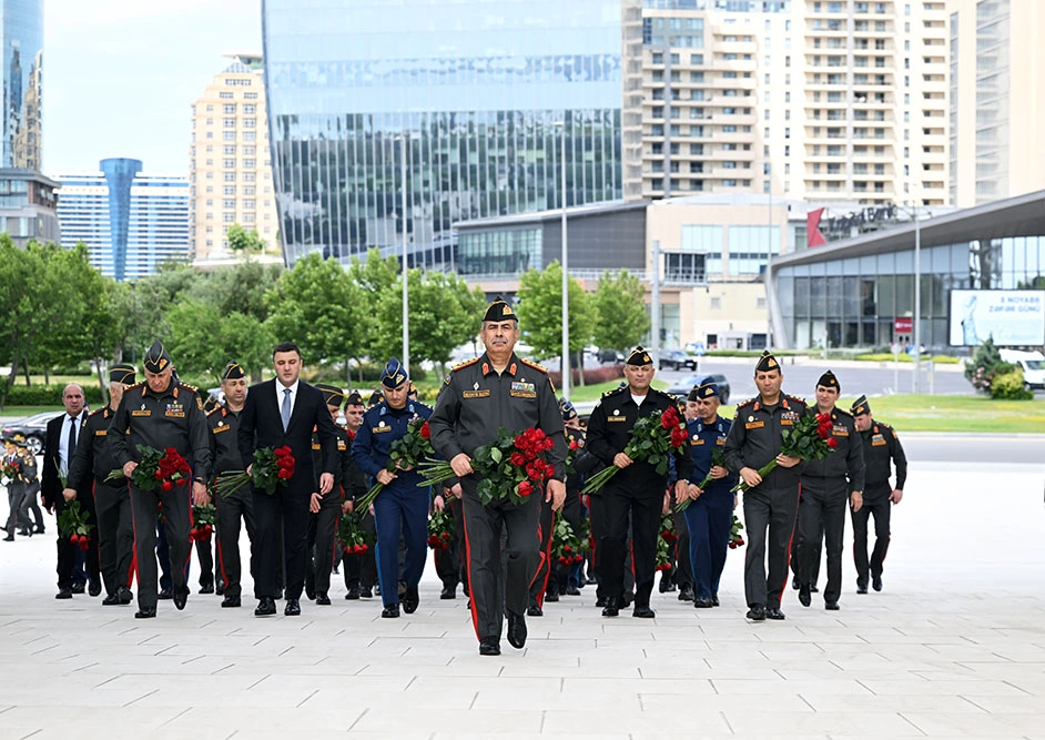 Müdafiə Nazirliyinin rəhbər heyəti Fəxri Xiyaban, Zəfər parkı və Hərbi Memorial Məzarlığı ziyarət etdi - FOTO/VİDEO