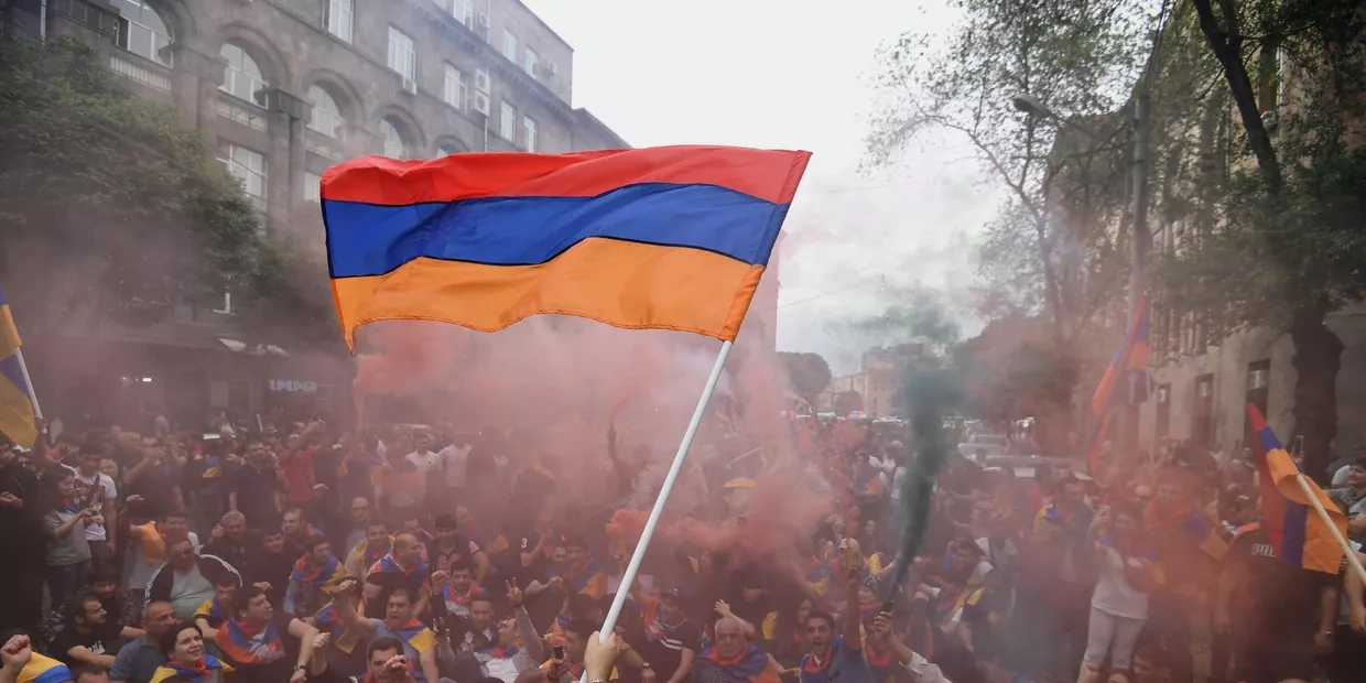 "Seçkilər öncəsi Ermənistanda gərginlik: Rusiya pasportu siyasi maneəyə çevrilib" - "El Mundo" (İspaniya)