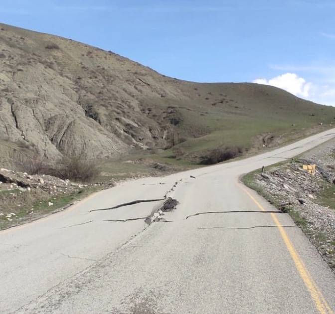 Quba-Qonaqkənd yolu sürüşdü: 25 kəndlə əlaqə kəsildi - FOTO