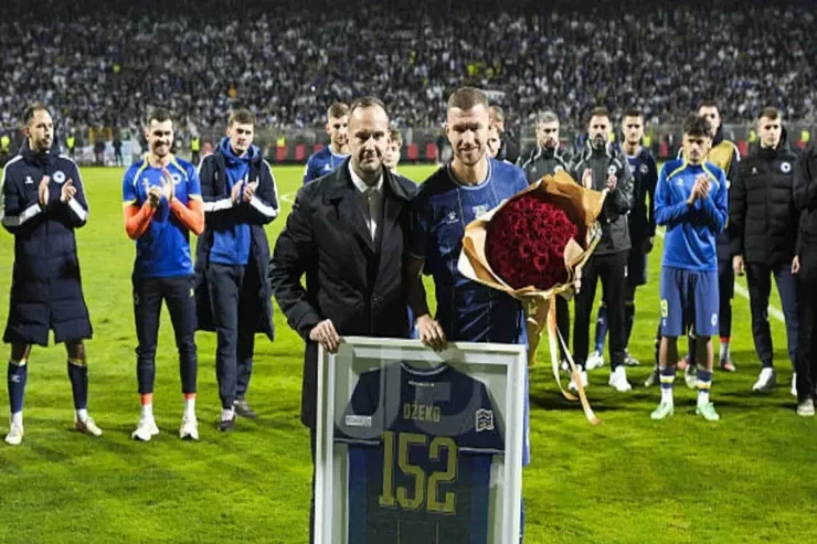 Bosniyalı brilliant üçün bir dövrün sonu - Edin Dzeko millidən göz yaşları ilə getdi
