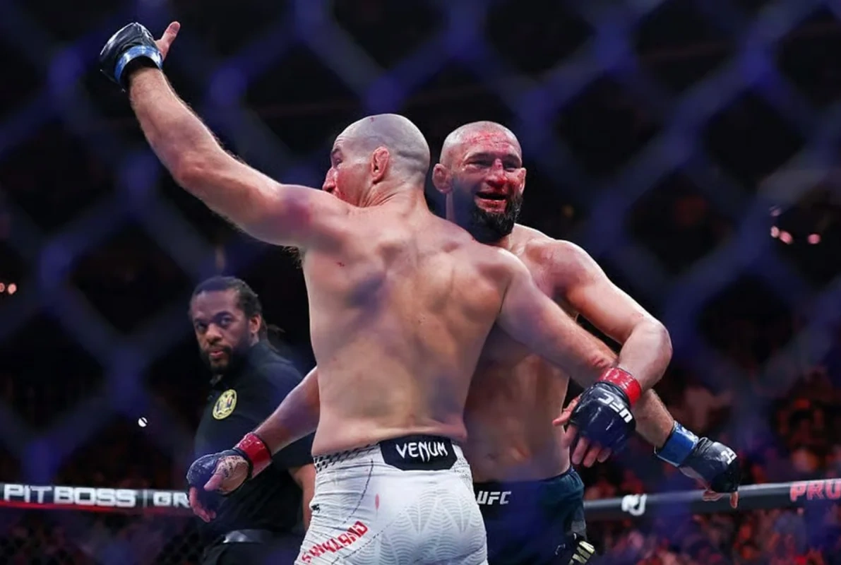 UFC: Şon Striklend dünya çempionu oldu, Hamzat Çimayev ilk məğlubiyyətini aldı