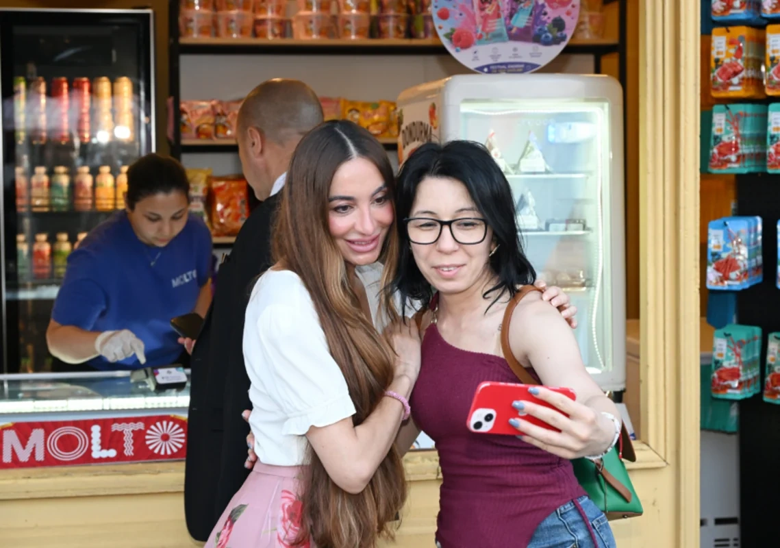 Leyla və Arzu Əliyevalar "CandyFest" yay festivalını ziyarət edib, "Sehrli mirvari" su sirki şousunu izləyiblər - FOTO