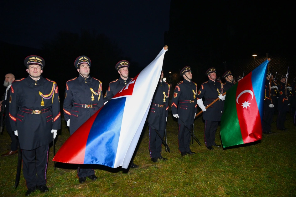 Azərbaycan və Slovakiya prezidentləri Bratislavada “Azadlıq Qapısı” abidəsini ziyarət ediblər - FOTO