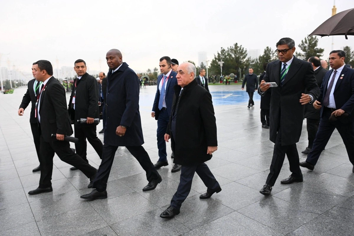 Əli Əsədov Aşqabadda Neytrallıq Abidəsini ziyarət etdi - FOTO