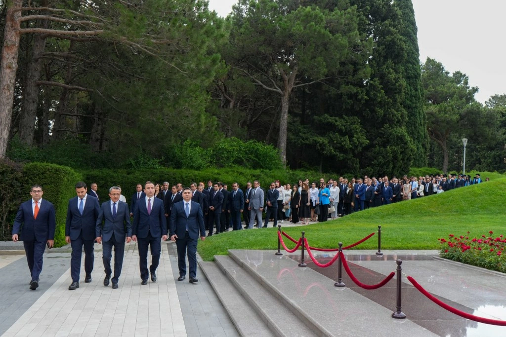 Dövlət Komitəsinin kollektivi Fəxri xiyabanı və Şəhidlər xiyabanını ziyarət edib - FOTO