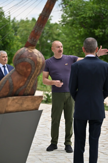 Prezident “Sadıqcanın evi”ndə - FOTOLAR