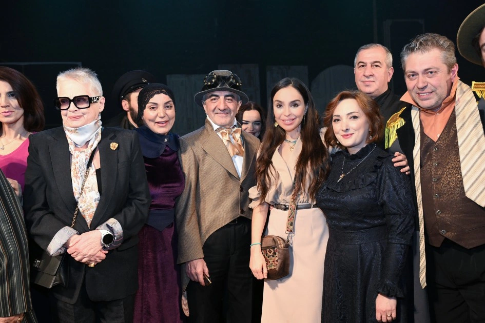 Leyla Əliyeva “Neft bumu hamıya gülümsəyir” tamaşasının nümayişində - FOTOLAR