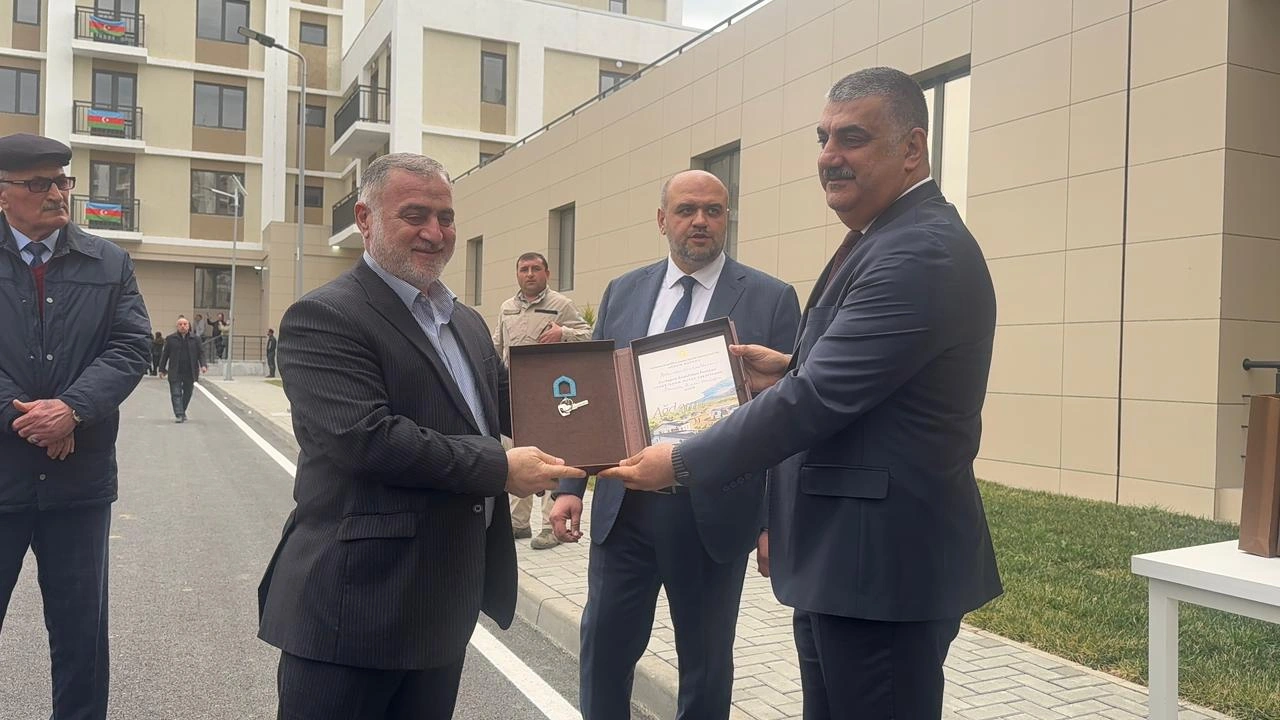 Növbəti köç karvanı Ağdama çatdı, açarlar təqdim olundu - FOTO