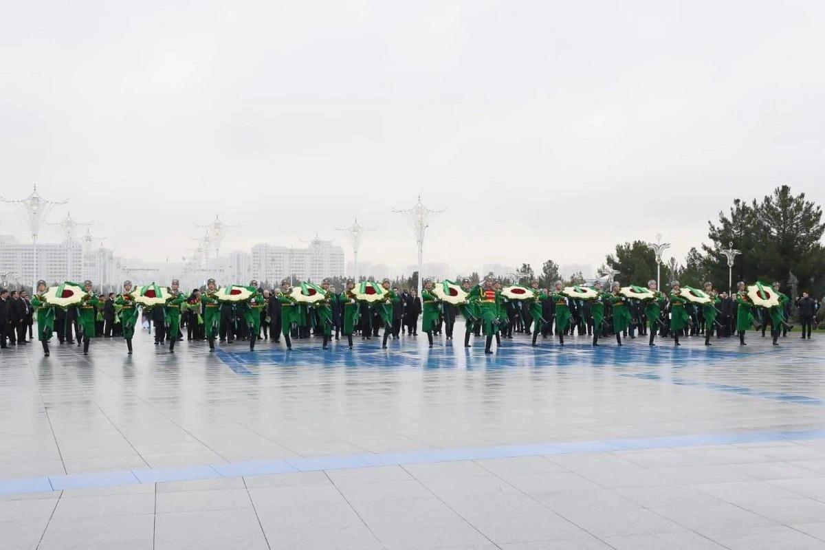 Əli Əsədov Aşqabadda Neytrallıq Abidəsini ziyarət etdi - FOTO
