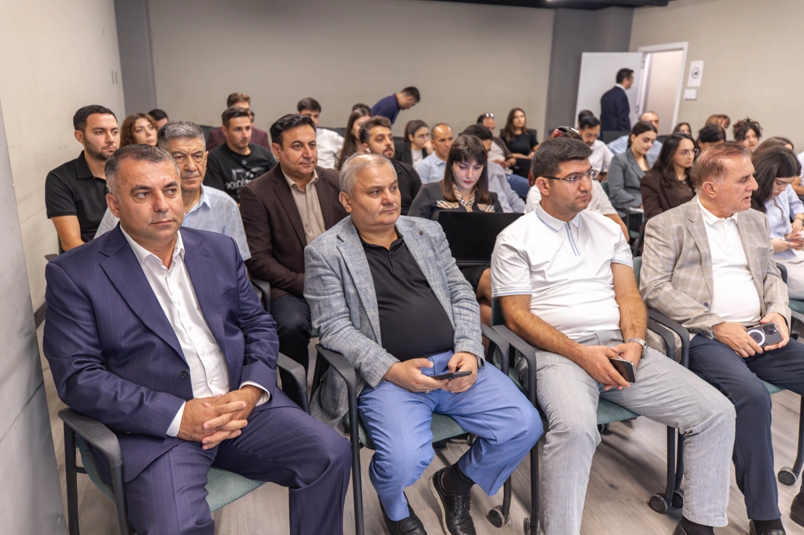 “Gənclər təşkilatları və gənclər üçün inkişaf, innovasiya və sosial təşəbbüslər üzrə qrant müsabiqəsi”nin qalibləri ilə görüş keçirilib - FOTO