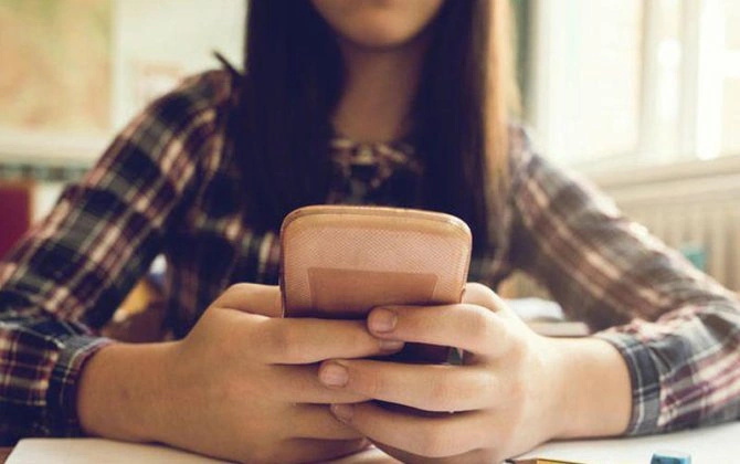Azərbaycanda məktəblərdə dərs vaxtı telefondan istifadə qadağan edildi - Rəsmi