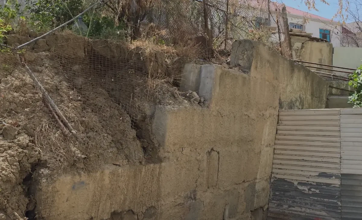Bakıda yaşayış binası TƏHLÜKƏDƏ: Torpaq sürüşməsi getdikcə artır - VİDEO