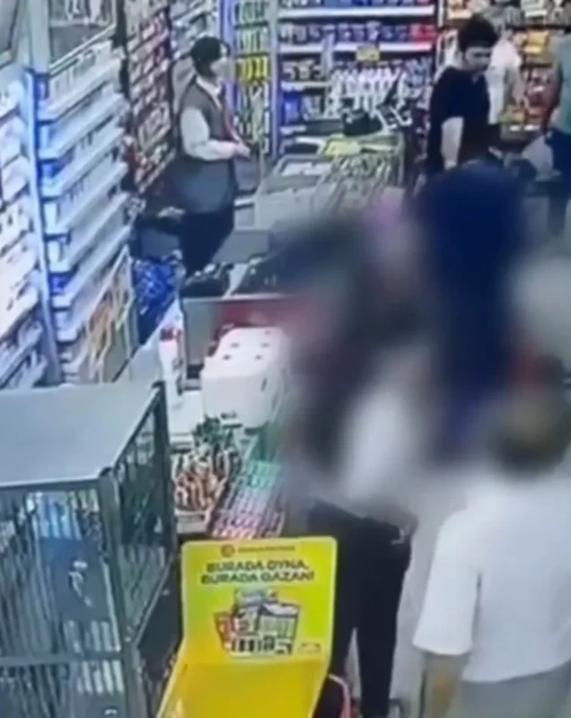 Kişi həyat yoldaşını uşağının gözü qarşısında döydü - Video
