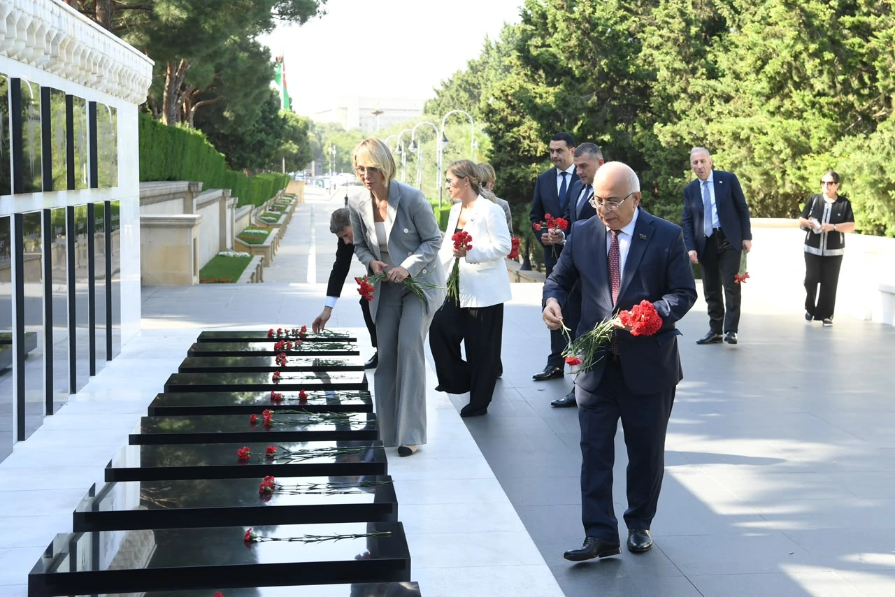 Nino Tsilosani Fəxri xiyabanı və Şəhidlər xiyabanını ziyarət edib - FOTO