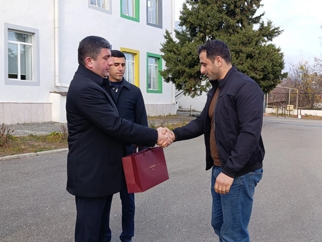 Növbəti köç karvanı Həsənriz kəndinə çatıb, onlara evlərinin açarları təqdim edilib - FOTO