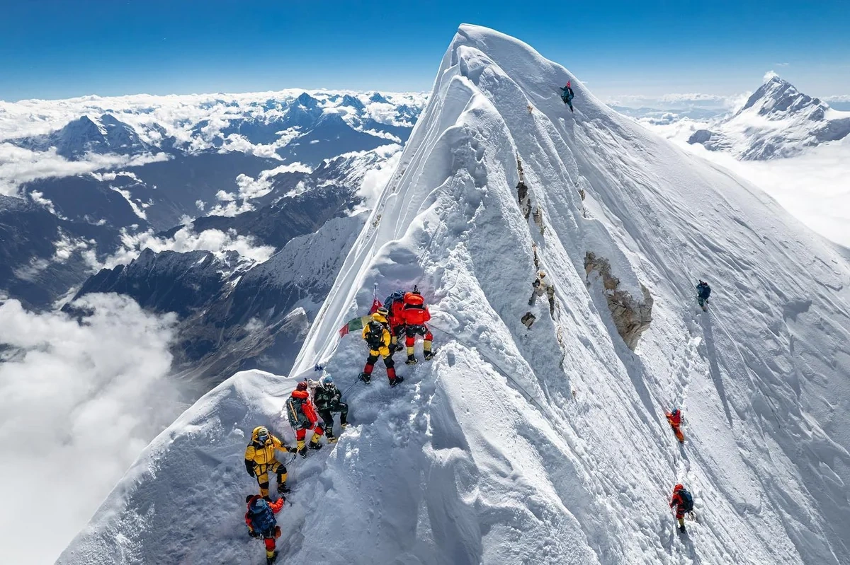 Everesti iki həftədə dörd dəfə fəth etdi: Ginnesin Rekordlar Kitabına düşdü - FOTO