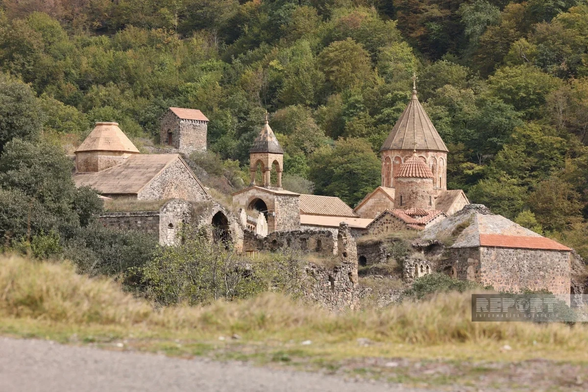 Beynəlxalq səyyahlar Kəlbəcərdəki Xudavəng monastırında olublar - FOTO