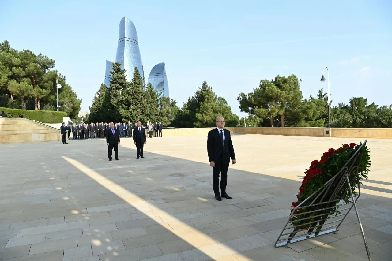 “Azərişıq” və “AzərEnerji”nin rəhbərliyi Fəxri xiyabanı ziyarət ediblər - FOTOLAR