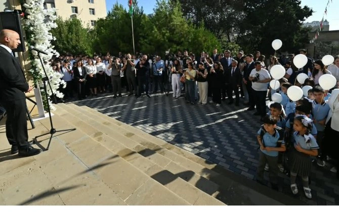 Məktəblərdə tədris ili başladı, 1,6 milyon şagird təhsilini davam etdirir
