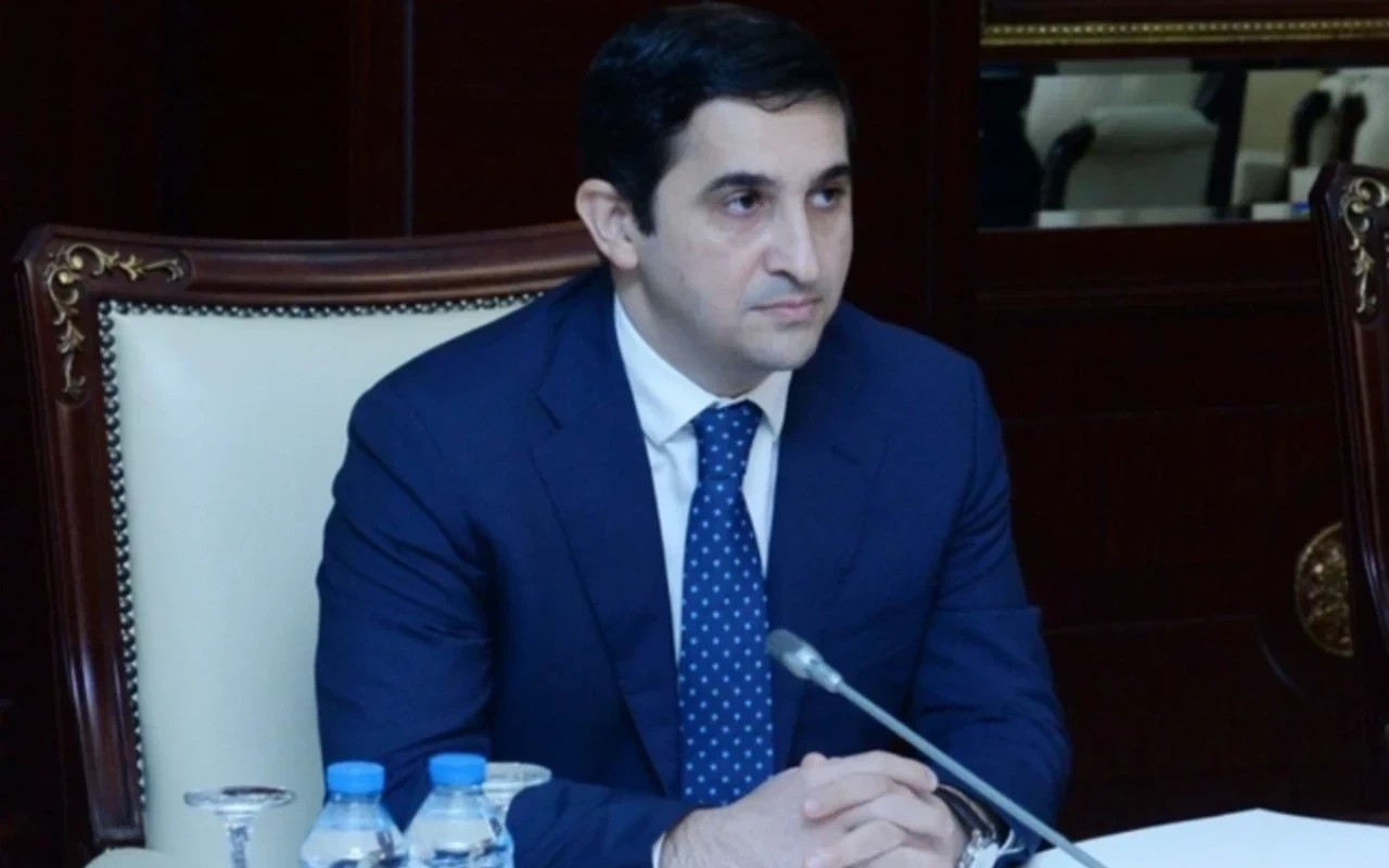 Nazir rektorun oğlunu işdən çıxardı - FOTO