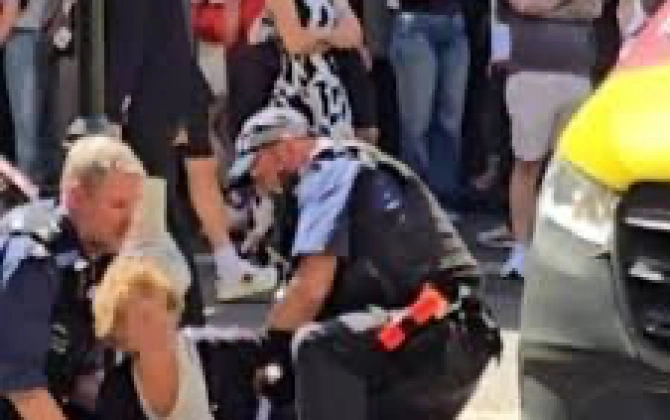 Londonda qadın bıçaqla insanlara hücum etdi - 4 nəfər yaralandı