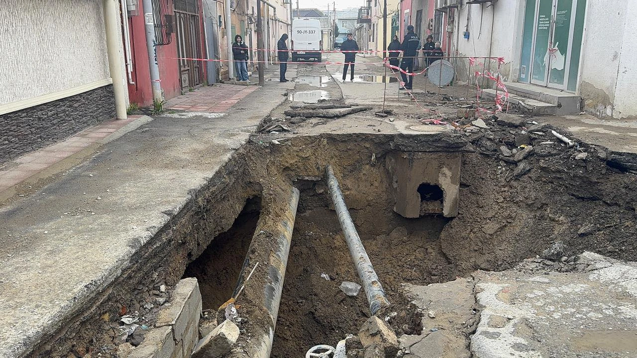 ADSEA sədri üzərində evlər tikilən kollektorun çökdüyü ərazidə olub  - VİDEO+FOTOLAR