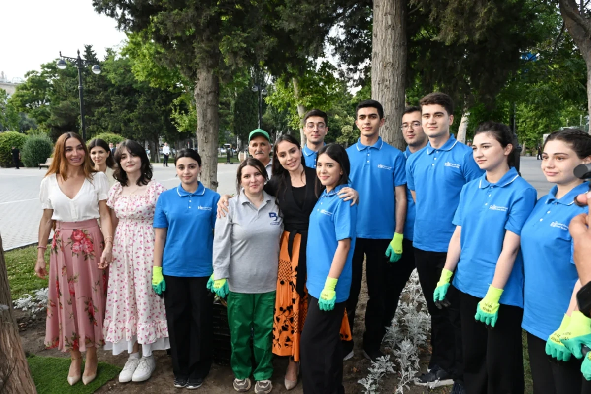 Leyla və Arzu Əliyevalar mövsümi güllərin əkilməsi aksiyasında iştirak ediblər - FOTO