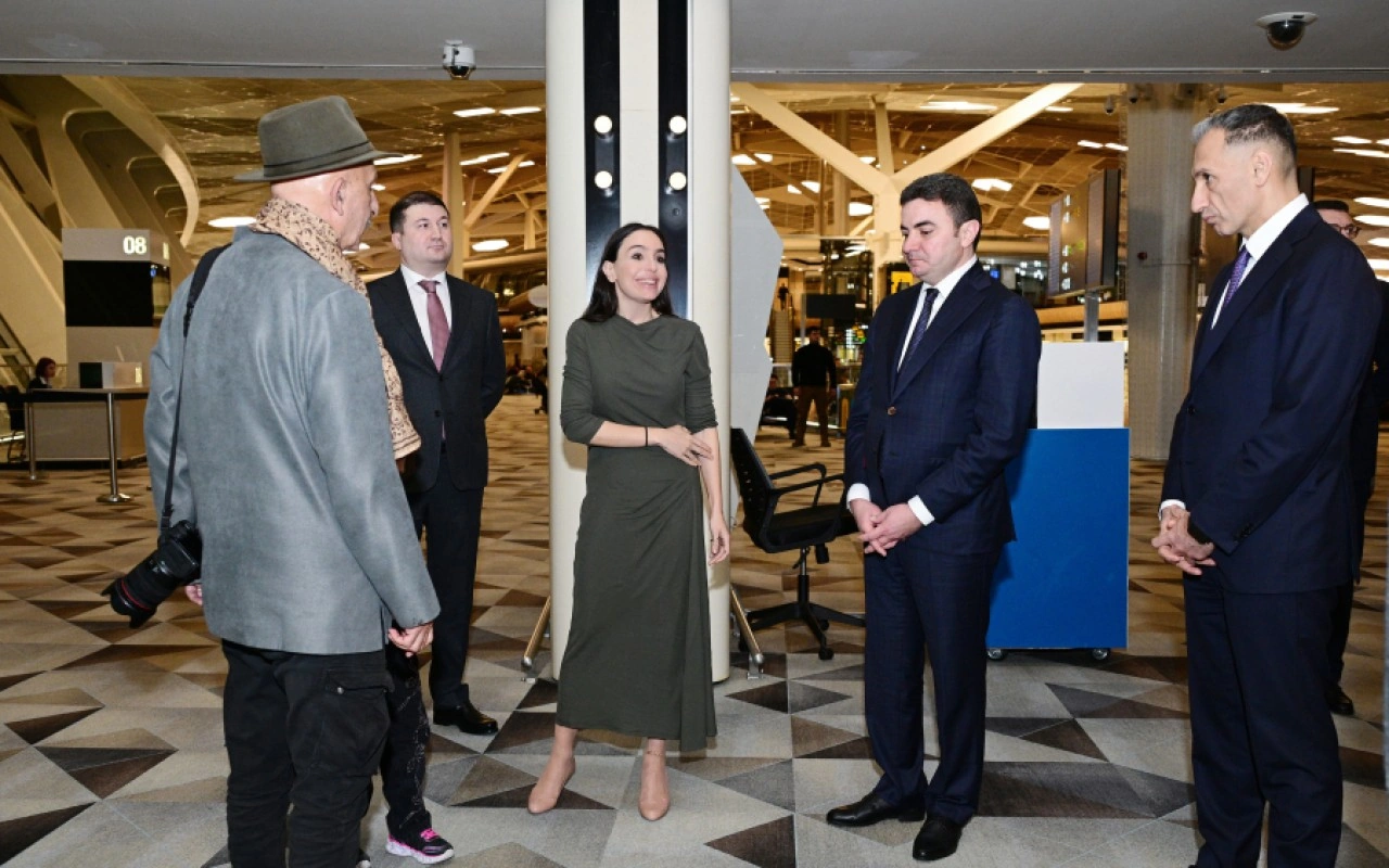 Leyla Əliyeva "Yüksələn işıq" sərgisini ziyarət etdi - FOTOLAR