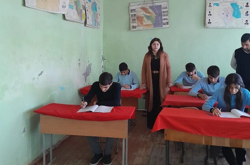 Bakı qabaqda, bölgələr geridə, təhsil rəqəmlərinin arxasındakı SİRR