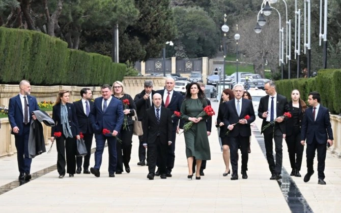 Litvanın Baş naziri Bakıda şəhidlərin xatirəsini anıb - FOTOLAR