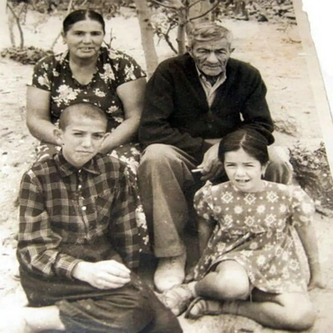 “Atam məzar daşlarına şeir yazırdı, deyirdi ki, mən öləndən sonra da siz çörək tapacaqsız, amma..”-FOTO+ÖZƏL