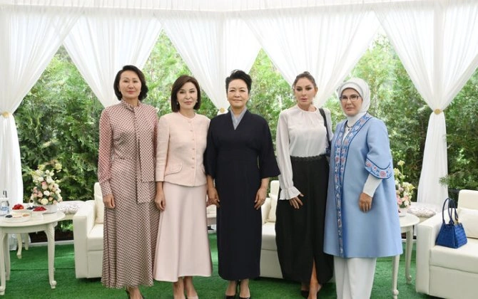 Mehriban Əliyeva Bişkekdə dekorativ-tətbiqi sənət ustalarının əl işlərindən ibarət sərgi ilə tanış oldu - FOTO
