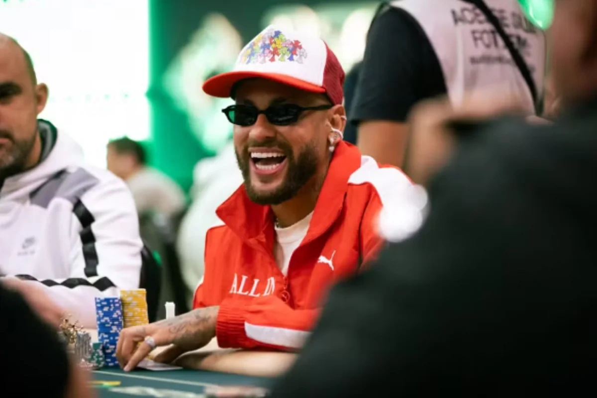 Neymar komandası ilə səfər matçına getmək əvəzinə poker oynayıb