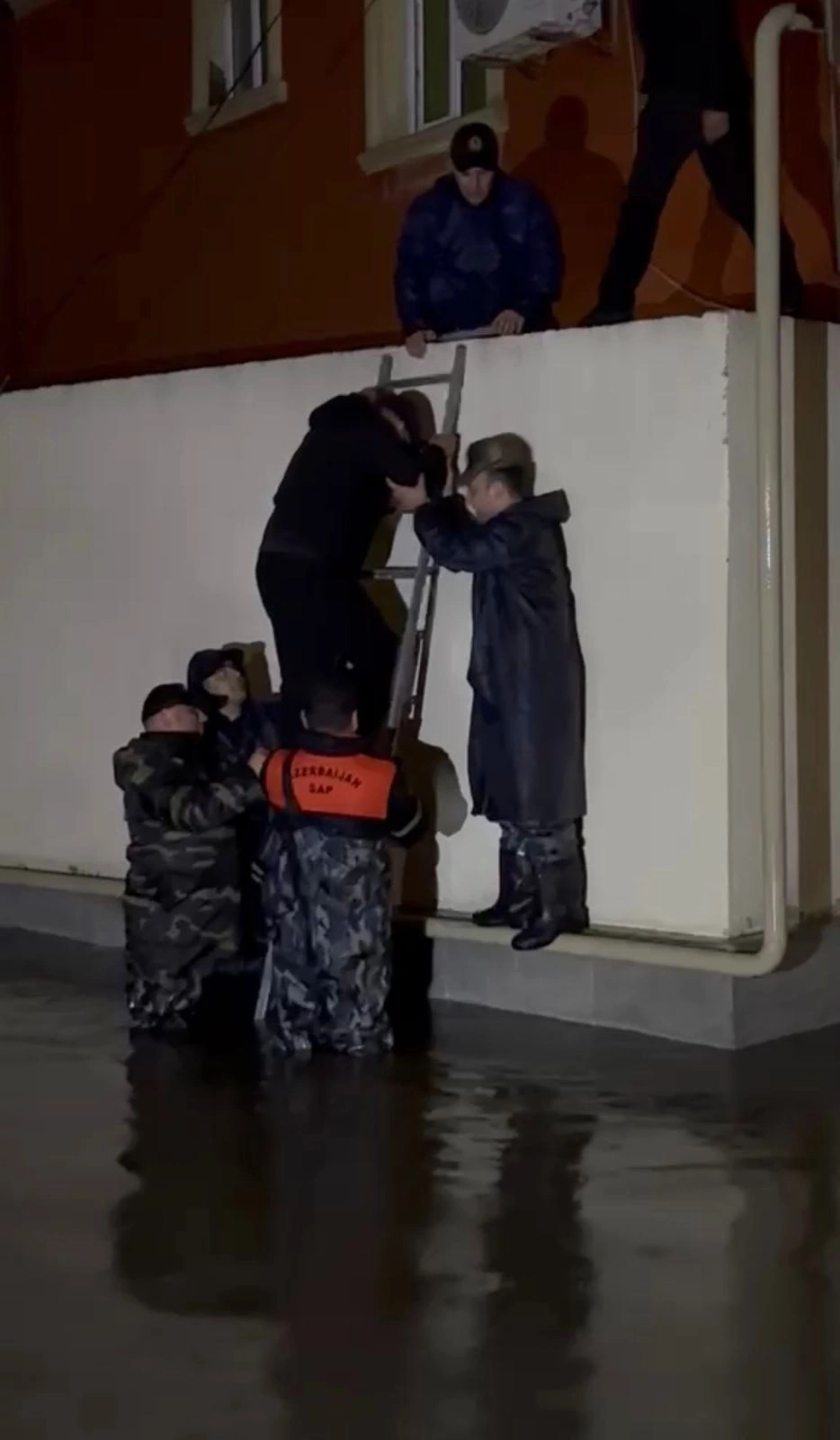 FHN xilasetmə işlərini davam etdirir - FOTO/VİDEO