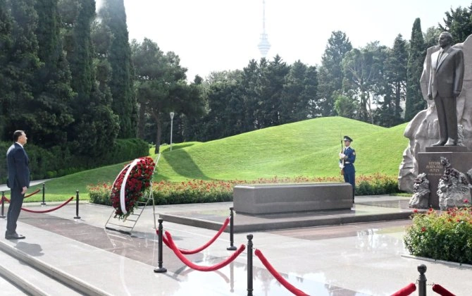 Tacikistan Baş naziri Fəxri xiyabanı ziyarət etdi - FOTO