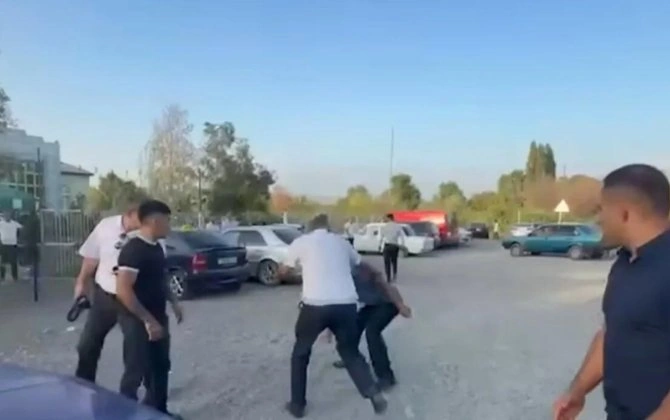 17 yaşlı qızın nişanında mediaya hücum olundu — VİDEO