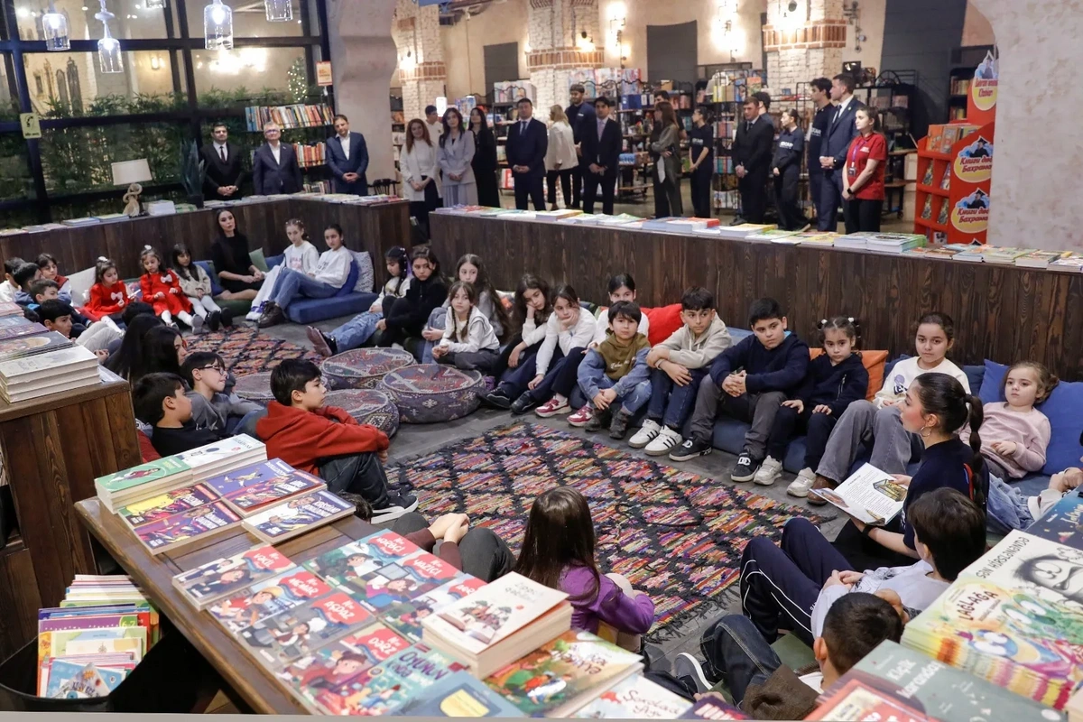 Bakı Kitab Mərkəzində SOCAR-ın dəstəyi ilə hazırlanmış "Qara qızılın sirri" adlı kitabın təqdimatı keçirilib - FOTO