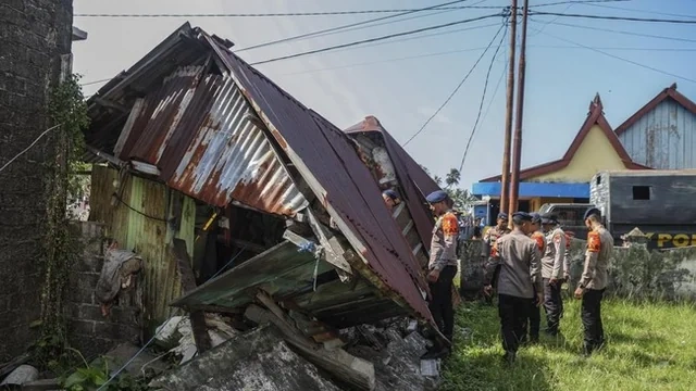 İndoneziyada DƏHŞƏTLİ ZƏLZƏLƏ: Sunami xəbərdarlığı elan edildi - FOTO