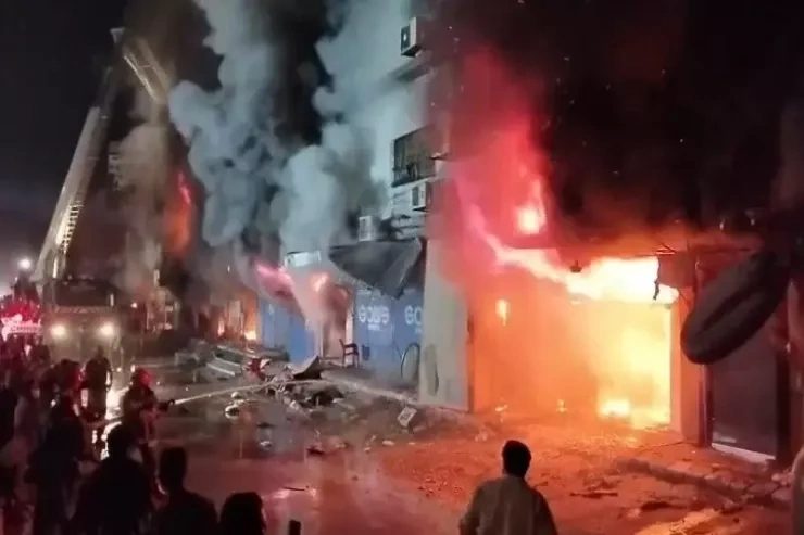 Ticarət mərkəzində güclü yanğın: 3 nəfər öldü, 7 nəfər yaralandı