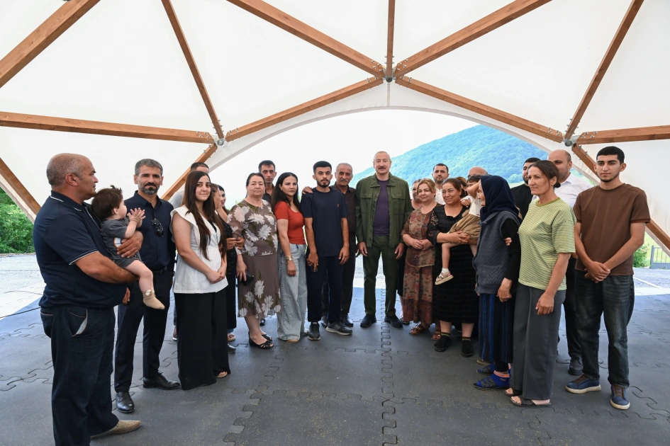 Prezident İlham Əliyev Şuşanın Kiçik Qaladərəsi kəndində görülən işlərlə tanış olub və kəndə qayıdan sakinlərlə görüşüb