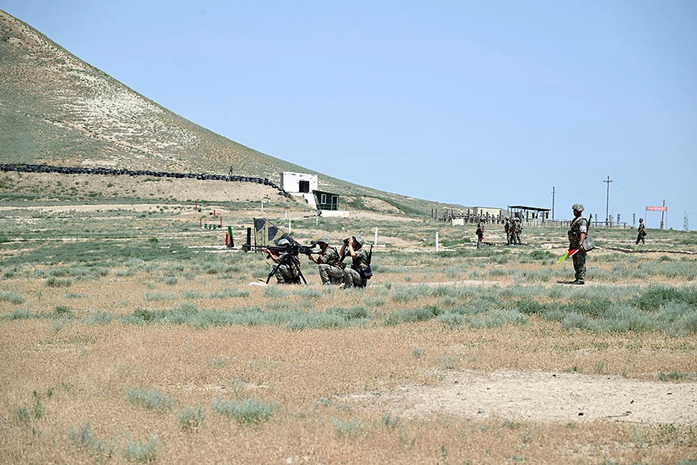 Azərbaycan Ordusunda gənc zabitlərlə nümayiş məşğələləri keçirildi - FOTO