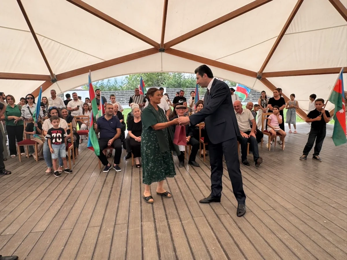 Köç karvanları Xankəndi, Xocalı və Ağdərəyə çatdı, açarlar təqdim edildi