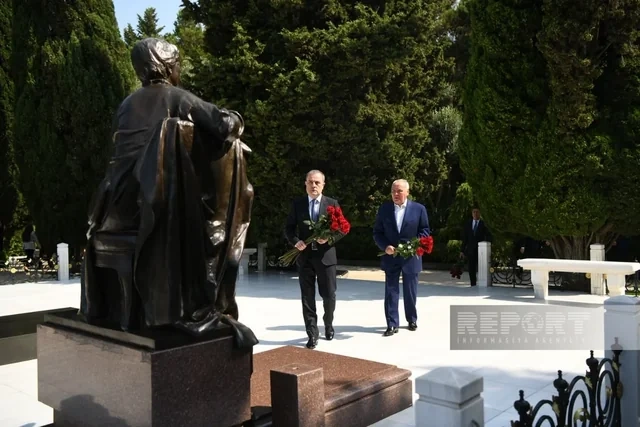 XİN-in kollektivi Zəfər parkı və Zəfər abidəsini ziyarət edib - YENİLƏNİB + FOTO