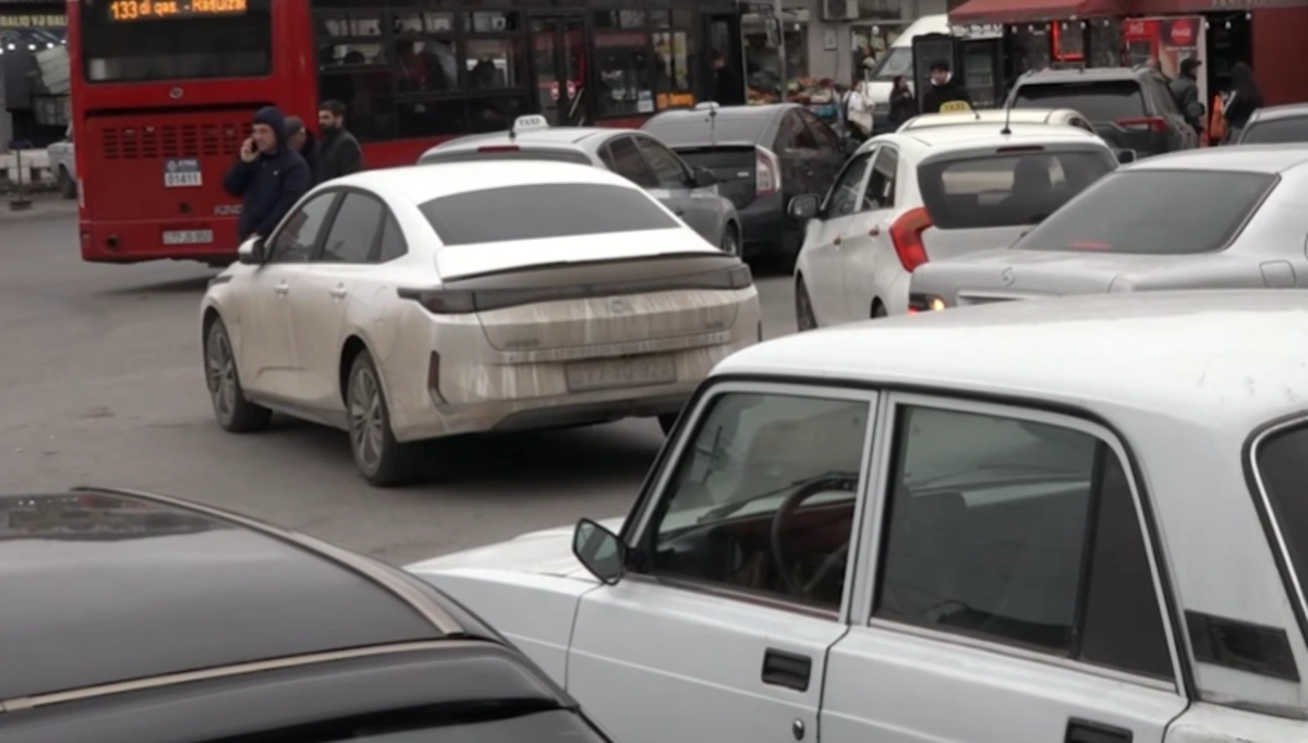 Binəqədinin mərkəzində xaos: "15 dəqiqəlik yolu saat yarıma gedirik"