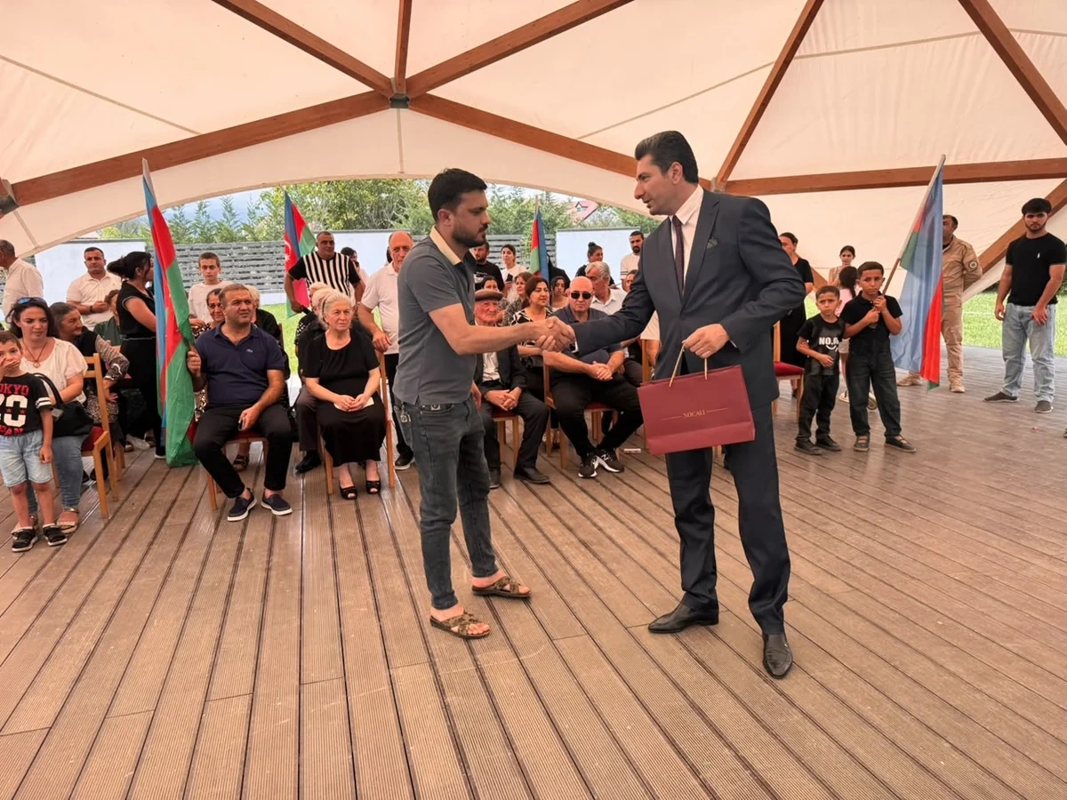 Köç karvanları Xankəndi, Xocalı və Ağdərəyə çatdı, açarlar təqdim edildi