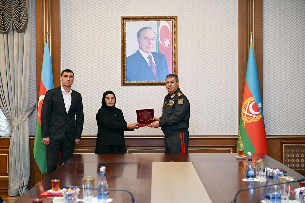 Müdafiə naziri Milli qəhrəmanlarımızın ailələlərinə medallar təqdim etdi - FOTO