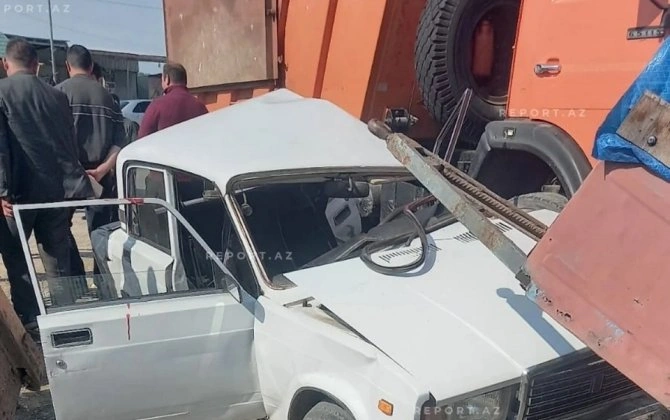 Ağcabədidə minik və yük avtomobili toqquşdu: ölən və xəsarət alanlar var
