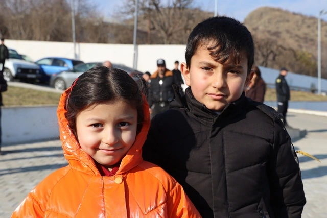 Növbəti köç karvanı Qırmızı Bazar qəsəbəsinə və Məmmədbəyli kəndinə çatıb, açarlar təqdim edilib - FOTO