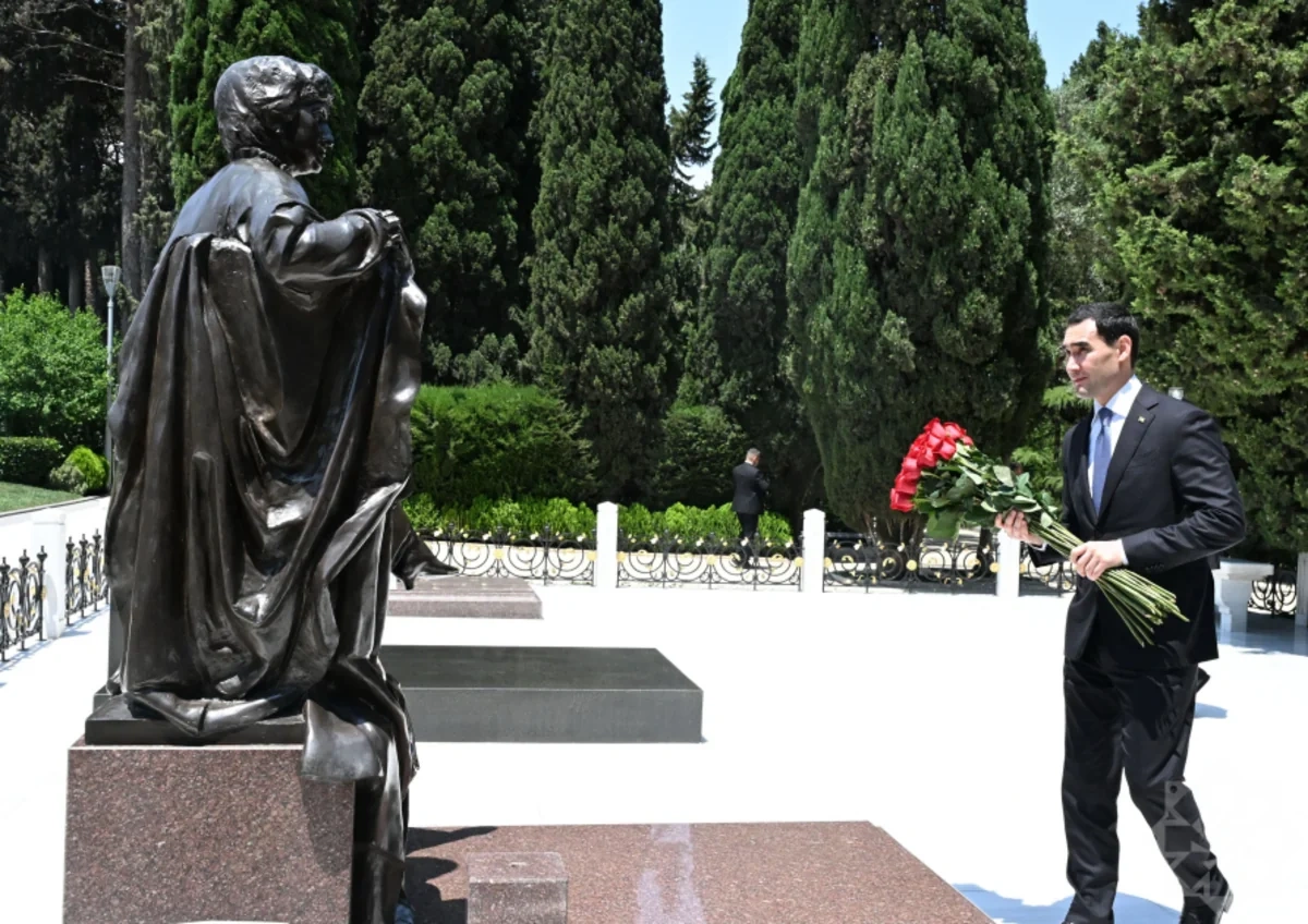 Berdiməhəmmədov Heydər Əliyevin məzarını ziyarət etdi - FOTO