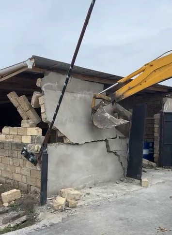 Bakıda daha bir qanunsuz tikili söküldü - FOTO/VİDEO